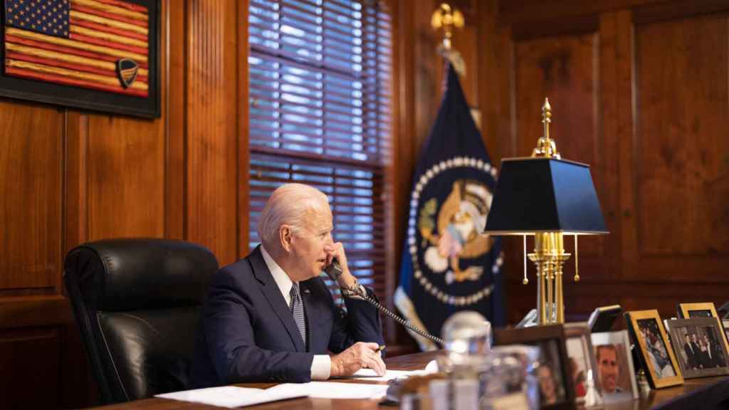 Joe Biden, en su despacho, hablando por teléfono.