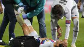 Pablo Torre, lesionado sobre el césped, recibe el ánimo de Gerard Piqué