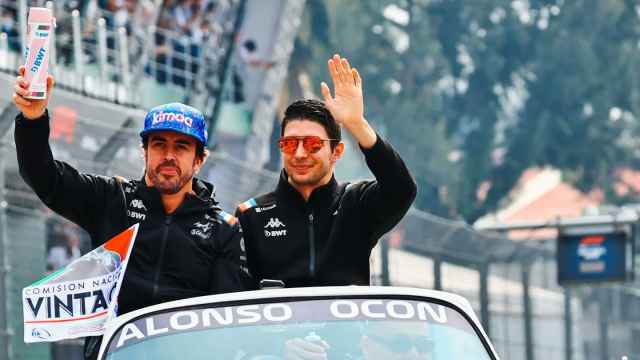 Fernando Alonso y Esteban Ocon, durante el GP de México