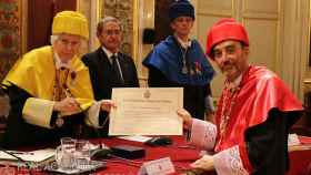 Marchena recibe el diploma de la Real Academia de Doctores de manos de su presidente,  Antonio Bascones./
