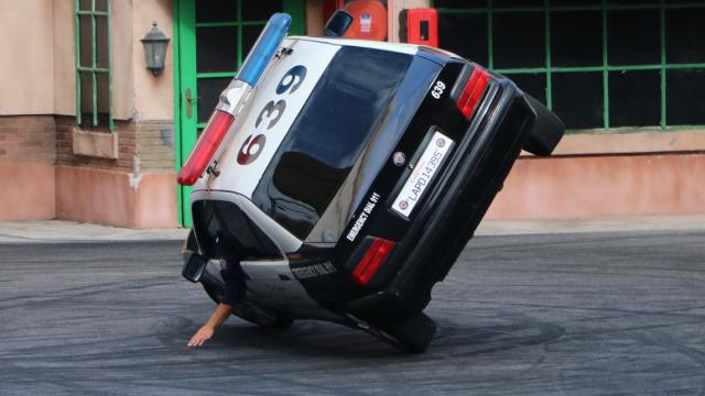 Los especialistas de ‘Loca Academia de Policía’ del Parque Warner conducen con los coches a dos ruedas.