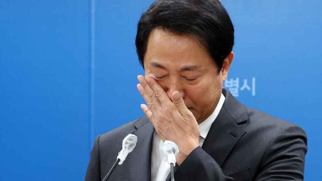 El alcalde de Seúl, Oh Se-Hoon, ha roto a llorar durante la rueda de prensa.