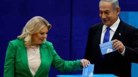 Netanyahu ejerce su derecho al voto junto a su mujer Sara en Jerusalén.