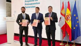 El vicepresidente de la Junta, Juan García-Gallardo, el presidente, Alfonso Fernández Mañueco, y el consejero de Economía, Carlos Fernández Carriedo, presentando los presupuestos el pasado jueves.