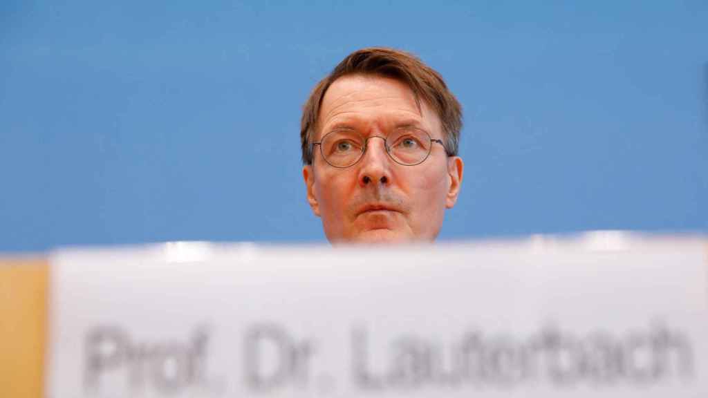 El ministro de Sanidad alemán, Karl Lauterbach, durante la rueda de prensa en la que anunció su plan para legalizar el cannabis el 26 de octubre