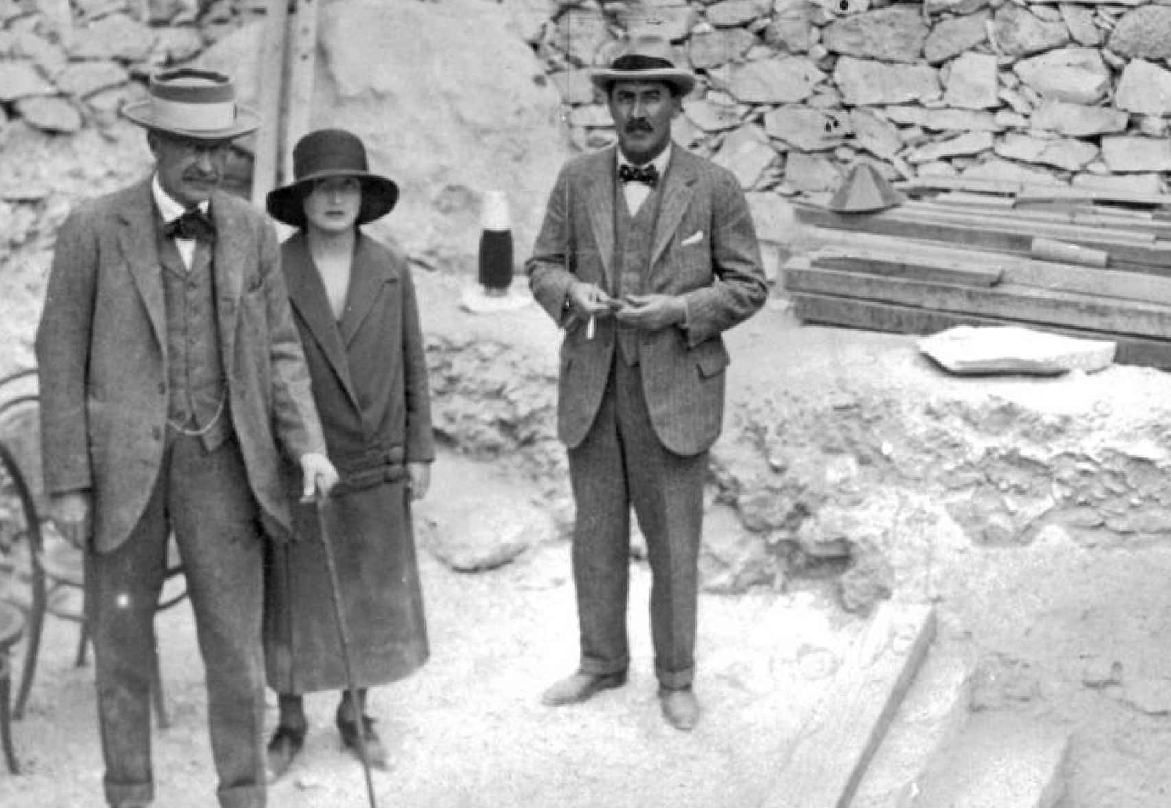 Howard Carter, lord Carnarvon y su hija a la entrada de la tumba.
