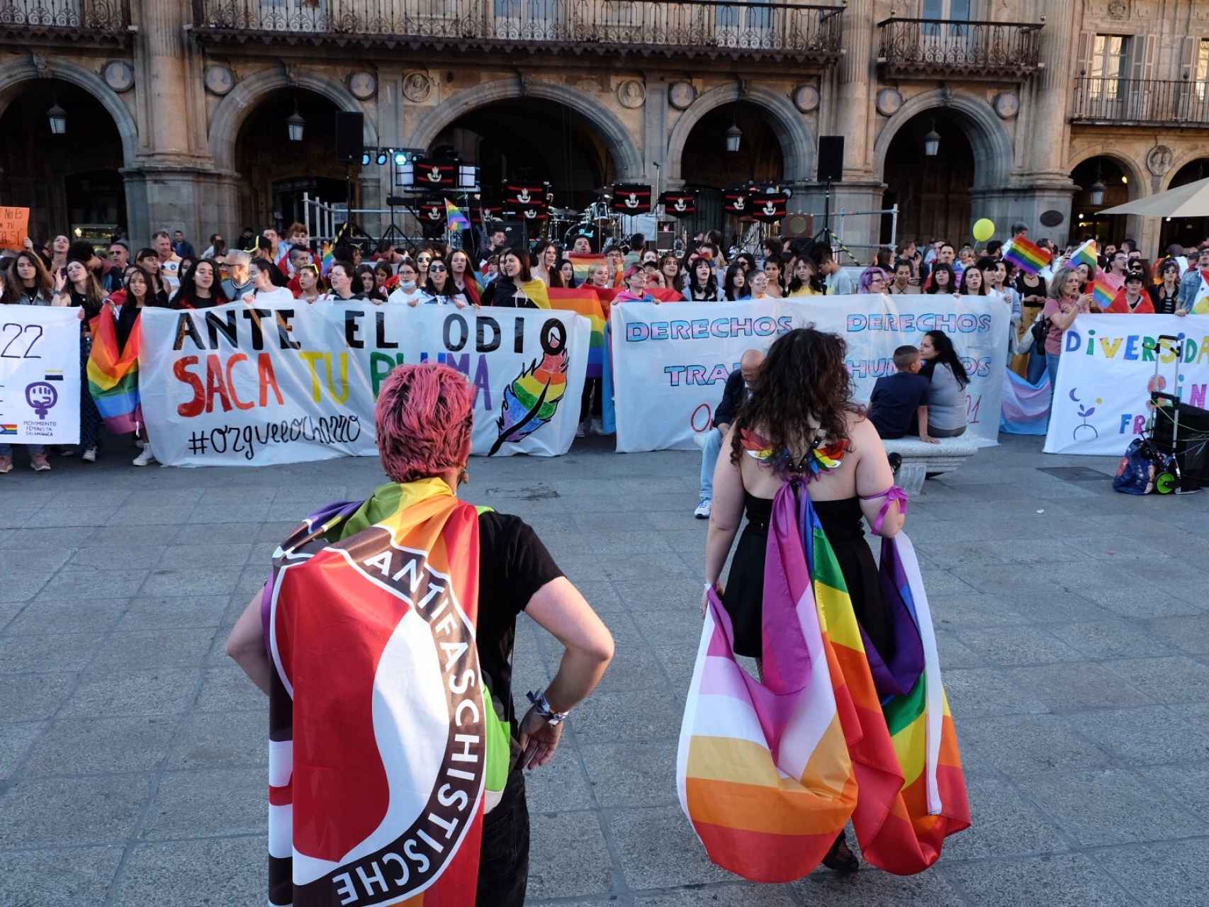 Manifestación de colectivos transgénero y LGTBI en la Plaza Mayor de Salamanca, el pasado mes de junio.
