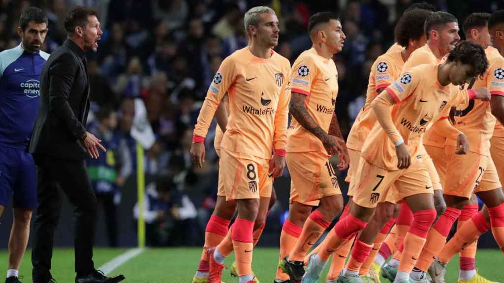 Simeone y los jugadores del Atlético de Madrid durante el partido contra el Oporto