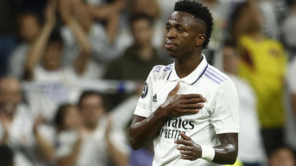 Vinicius se señala el escudo tras marcar.
