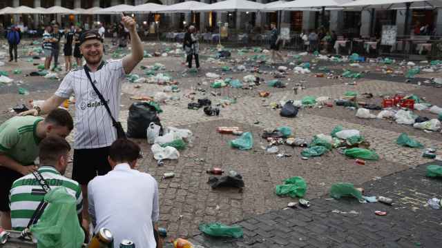 El lamentable estado de la Plaza Mayor de Madrid tras el paso de los ultras del Celtic