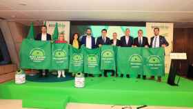 Representantes de los municipios galardonados posando con la Bandera Verde de Ecovidrio