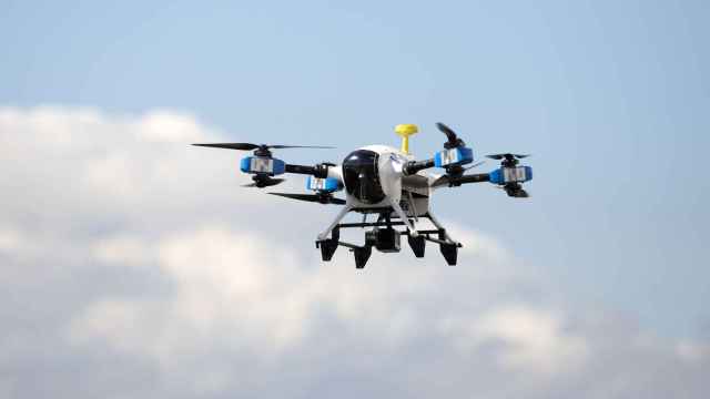 Un dron realizando tareas de vigilancia.