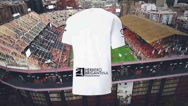 Patrocinio de Herrero Brigantina del Valencia CF con el Estadio de Mestalla al fondo.