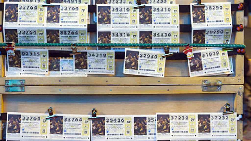 Lotería Navidad 2022: ¿es legal cobrar décimos con dos euros de recargo?