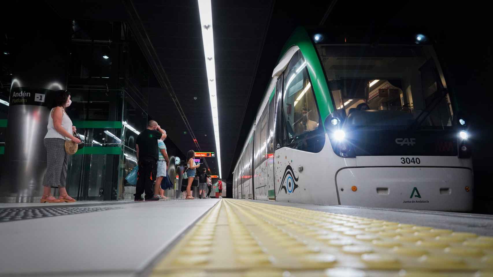 Un grupo de viajeros espera para subirse a uno de los trenes del Metro de Málaga.