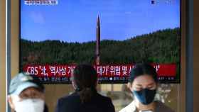 Una televisión en Seúl emite información sobre el disparo de un misil de Corea del Norte.