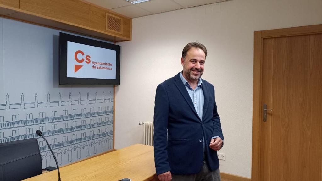 El concejal de Turismo, Fernando Castaño, de Cs, presenta la moción