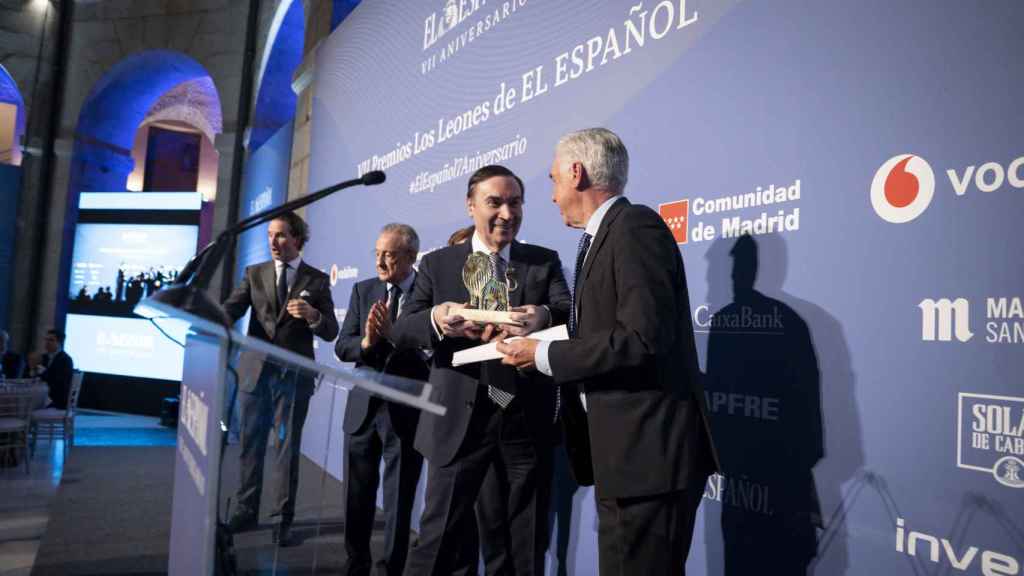 Pedro J. Ramírez, director y presidente ejecutivo de EL ESPAÑOL, entrega el premio a Carlo Ancelotti