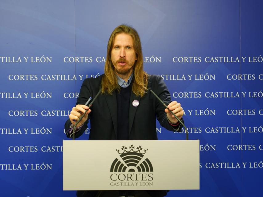 El procurador de Unidas Podemos, Pablo Fernández, durante su rueda de prensa de este jueves en las Cortes.