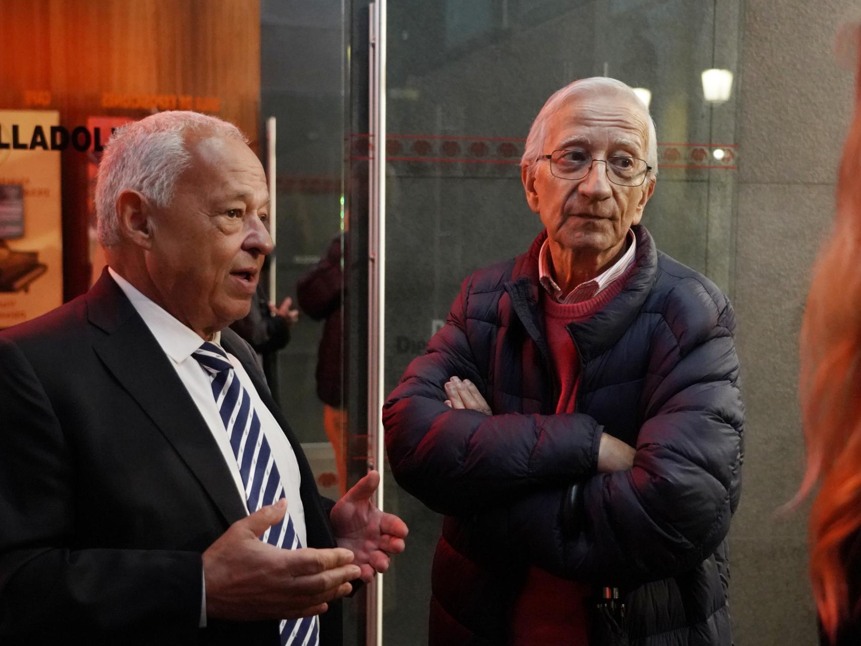 El consejero de Cultura, Gonzalo Santonja, con el creador teatral Ramón García, en la tarde de este jueves.