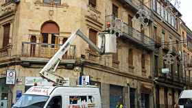 Instalación de la iluminación navideña por las calles de Salamanca