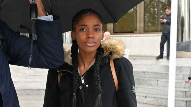 Erika, la presunta hija del futbolista Samuel Eto'o, saliendo de los juzgados este jueves 3 de noviembre de 2022.