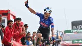 Jay Vine ganando una etapa de La Vuelta en la subida a Collau Fancuaya