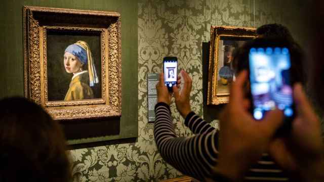Visitantes fotografían 'La joven de la perla', de Vermeer. Foto: Bart Maat (Efe)