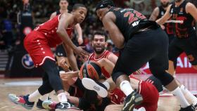 Yabusele pelea por un balón en la marabunta de jugadores.