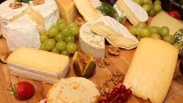 Varios tipos de queso en una imagen de archivo.