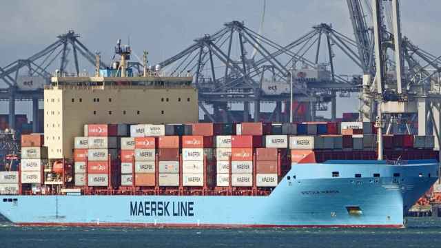 Puerto marítimo y un barco de contenedores de la danesa Maersk