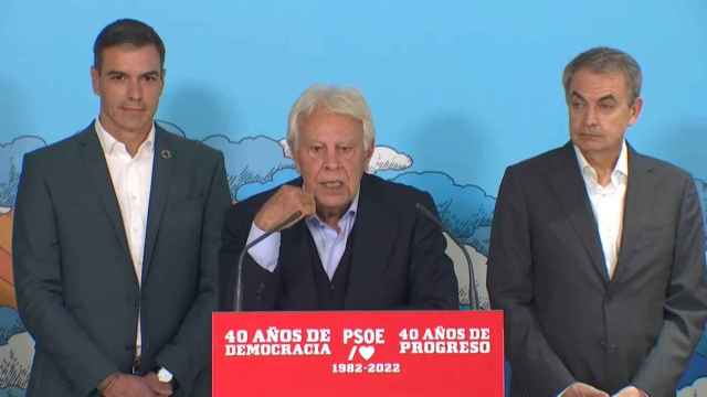 Sánchez, González y Rodríguez Zapatero, en la inauguración de la exposición “40 años de democracia, 40 años de progreso”.