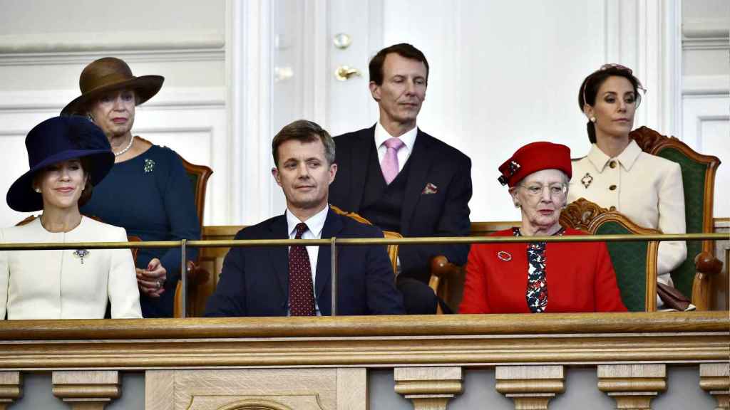 La reina Margarita junto a sus hijos y nueras en el Parlamento.
