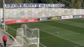 Pancarta del Frente Atlético en la ciudad deportiva del equipo