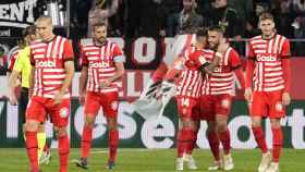 Los jugadores del Girona celebran la victoria.
