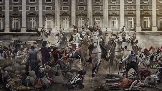 Dragones y granaderos franceses cargando contra el pueblo de Madrid.