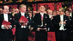 Saramago, junto a otros galardonados con el Nobel en 1998. Foto: Fundación Saramago
