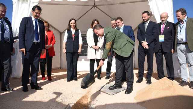 Emiliano García-Page, presidente de Castilla-La Mancha, ha puesto la primera piedra de pHYnix en Alcázar de San Juan.