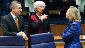 La vicepresidenta Nadia Calviño conversa con Christine Lagarde durante la última reunión del Eurogrupo.
