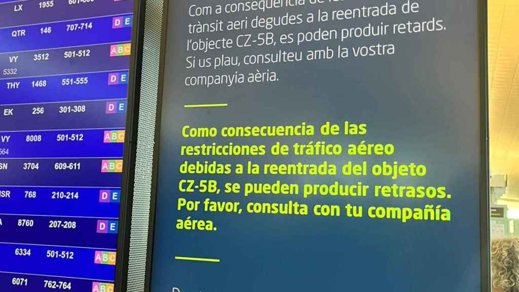 Un panel del aeropuerto de El Prat.