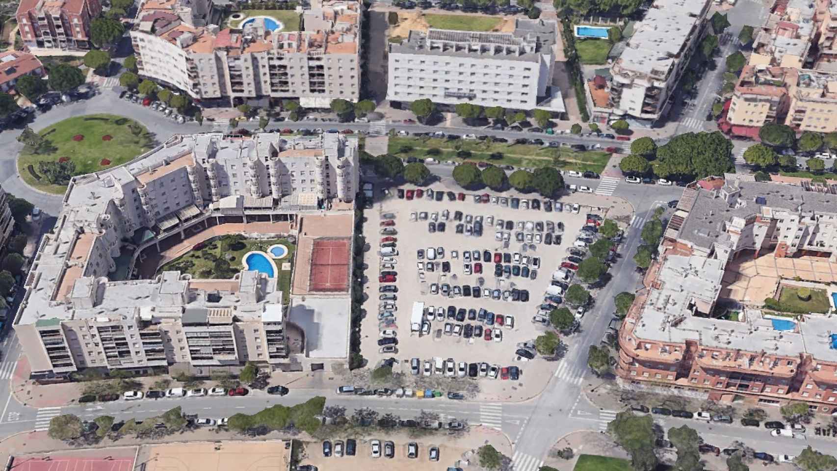 Vista de la parcela de la Avenida Plutarco que el Ayuntamiento de Málaga pondrá en el mercado.