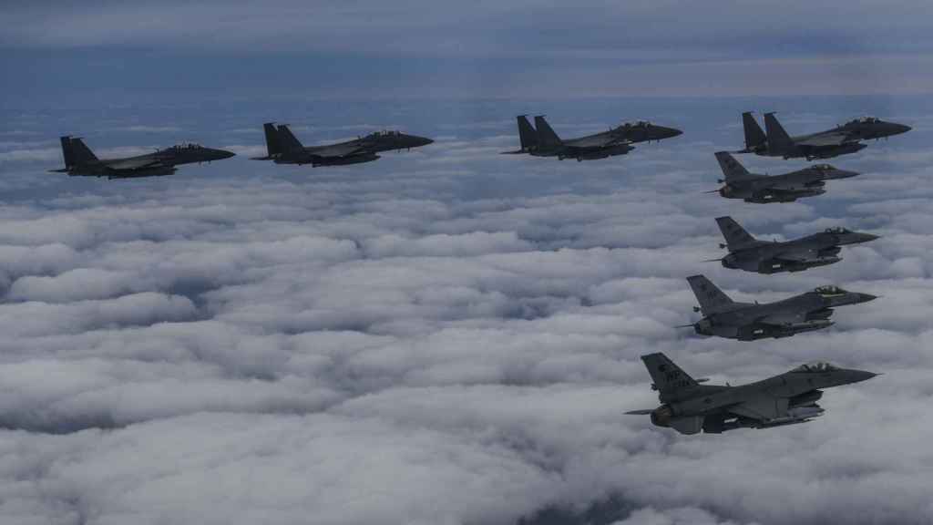 Cazas F-15K de Corea del Sur y F-16 de Estados Unidos en recientes maniobras conjuntas.