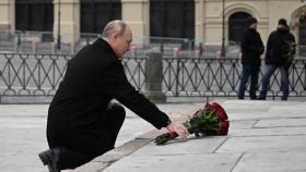 El presidente de Rusia, Vladímir Putin, en una ofrenda floral este viernes en Moscú.