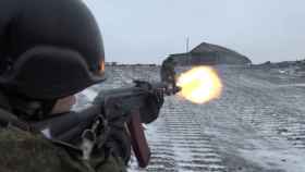 Un reservista ruso disparando un fusil.