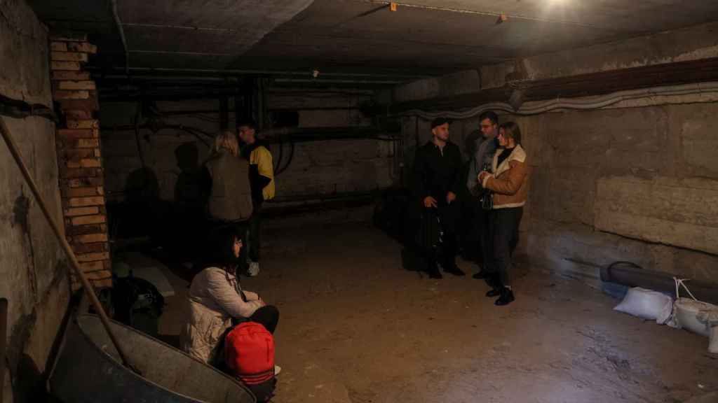 Ciudadanos de Kiev se refugian en un sótano durante los bombardeos rusos.