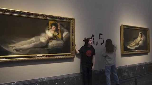 Las activistas de Futuro Vegetal durante su ataque a las majas de Goya en el Museo del Prado. Foto: EFE