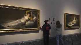 Dos activistas pegan sus manos a los marcos de los cuadros de 'Las Majas' de Goya en El Prado
