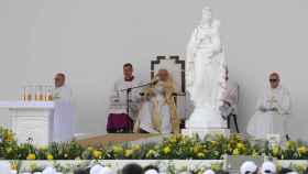 El Papa Francisco preside una santa misa en el Estadio Nacional de Bahrein durante su viaje apostólico