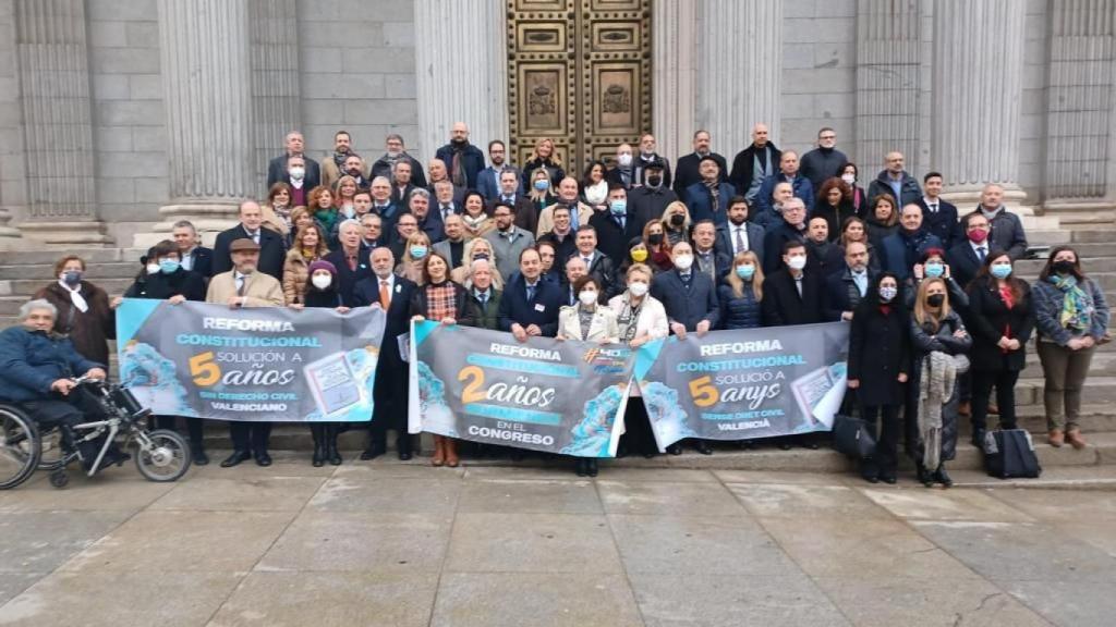Representantes de la sociedad civil valenciana pidiendo una reforma constitucional a las puertas del Congreso.