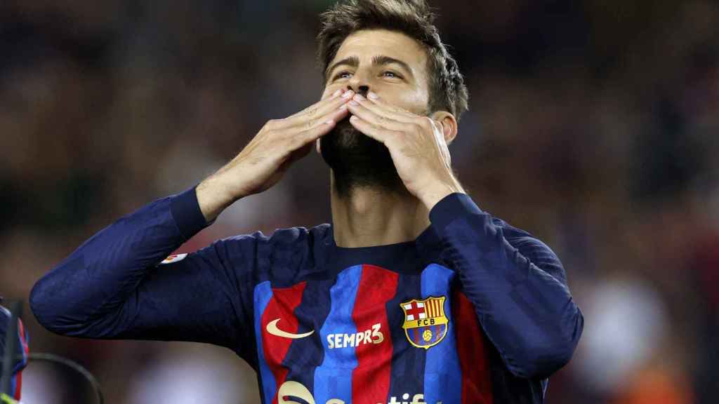 Gerard Piqué lanza besos a la grada en su despedida del Camp Nou